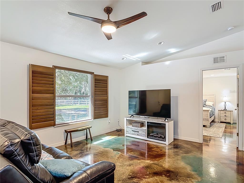 3114 Southeast Brown Road Arcadia, FL 34266 - Photo 10 of 61 a living room with furniture and a flat screen tv