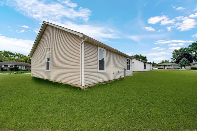 a view of a house with backyard