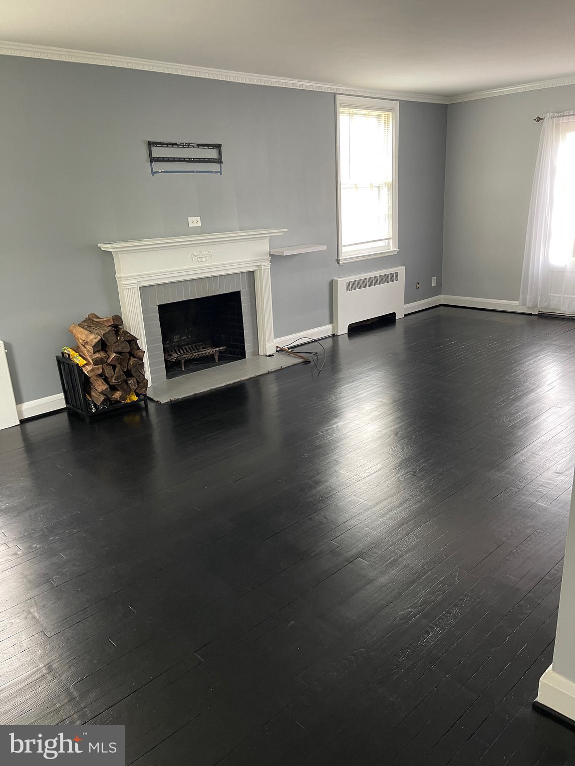 606 Winans Way Baltimore, MD 21229 - Photo 3 of 17 Beautiful Living room