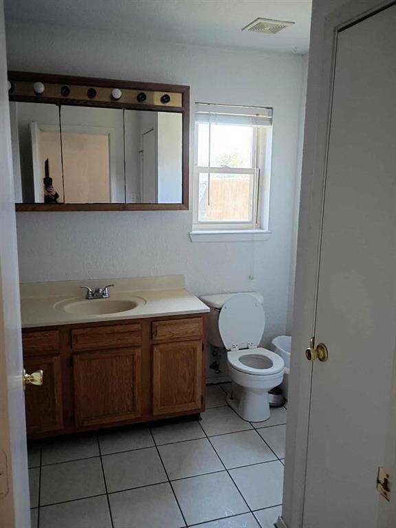 634 East Eubank Street Mabank, TX 75147 - Photo 19 of 40 a bathroom with a toilet sink and mirror