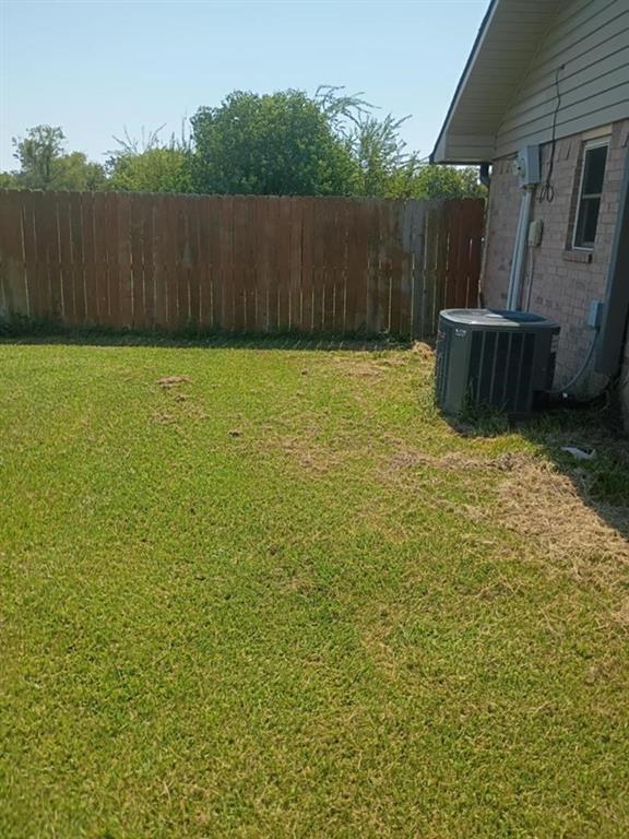634 East Eubank Street Mabank, TX 75147 - Photo 2 of 40 a view of a backyard