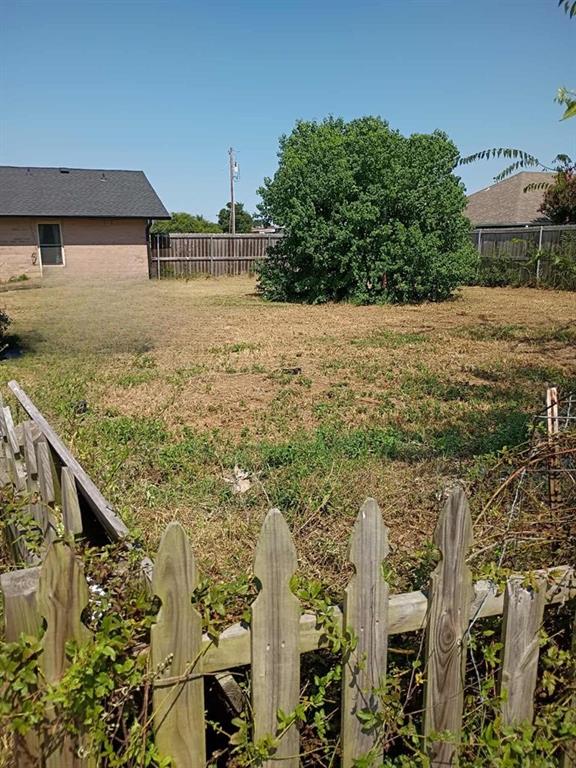 634 East Eubank Street Mabank, TX 75147 - Photo 31 of 40 a view of a pathway both side of building