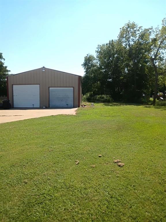634 East Eubank Street Mabank, TX 75147 - Photo 4 of 40 a backyard of a house with lots of green space