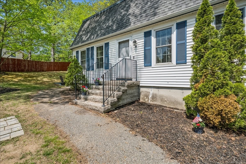 90 Comet Road Methuen, MA 01844 - Photo 4 of 34