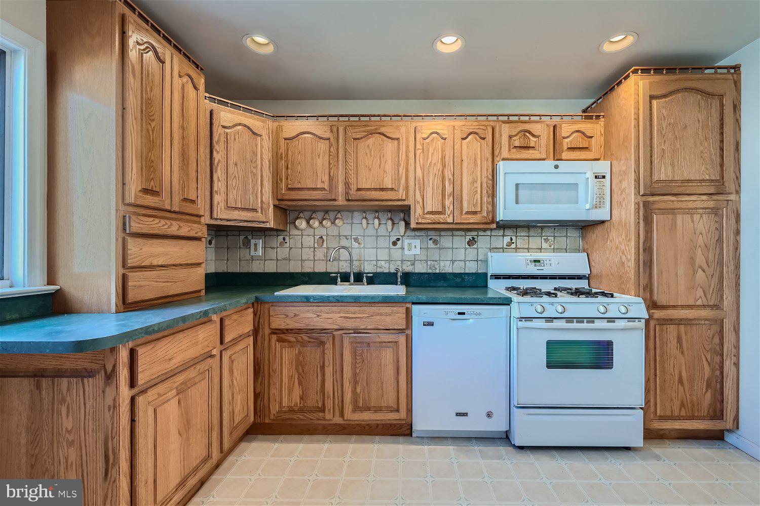 214 Rolling Road Gaithersburg, MD 20877 - Photo 8 of 24 Gallery Image 8