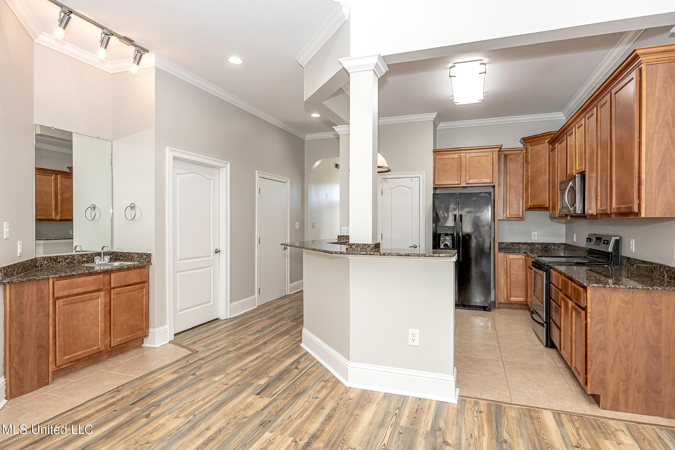 212 Capri Place, Unit 212 Ocean Springs, MS 39564 - Photo 14 of 44 Kitchen 1