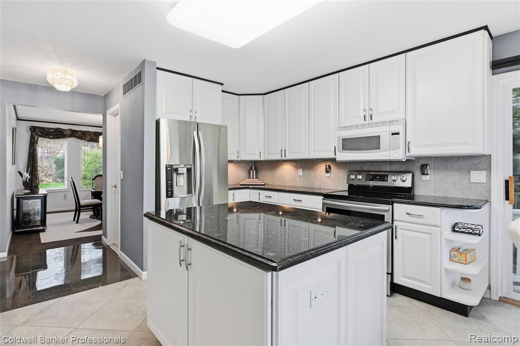 3410 Benstein Road Commerce Township, MI 48382 - Photo 5 of 46