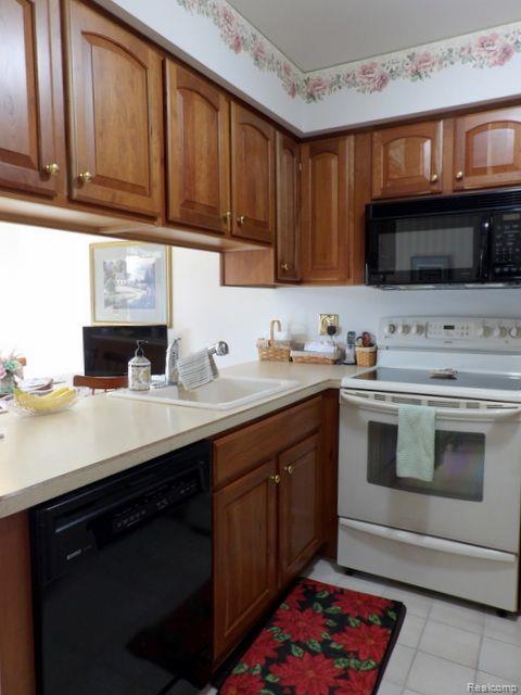 17485 Rudgate Street, Unit 33 Southgate, MI 48195 - Photo 13 of 29 18. B.I. D.W.+B.I. MICRO+5 BURNER ELECTRIC COOKTOP