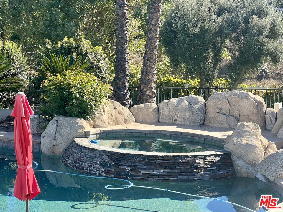 37200 Glen Oaks Road, Unit 3 Temecula, CA 92592 - Photo 24 of 25 a view of fountain and a fountain