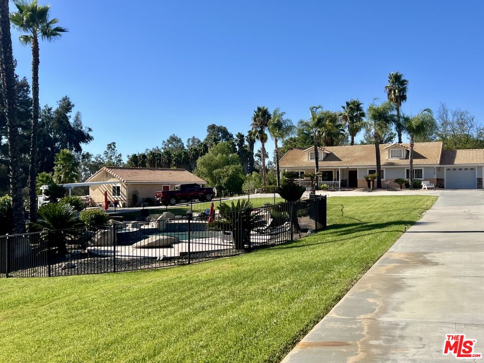 37200 Glen Oaks Road, Unit 3 Temecula, CA 92592 - Photo 4 of 25 a view of a house with swimming pool and sitting area