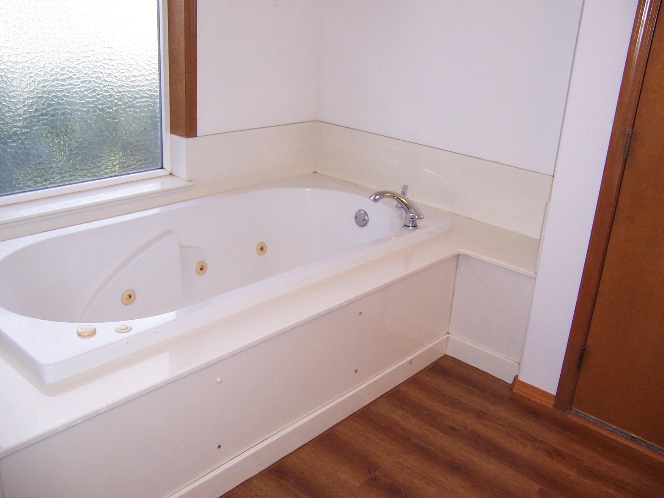 2403 Beebe Road Central Point, OR 97502 - Photo 22 of 24 En-suite Bathroom - Jetted Tub