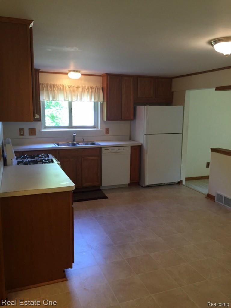 28029 West Nine Mile Road Farmington, MI 48336 - Photo 5 of 36 IMG_1637.jpg