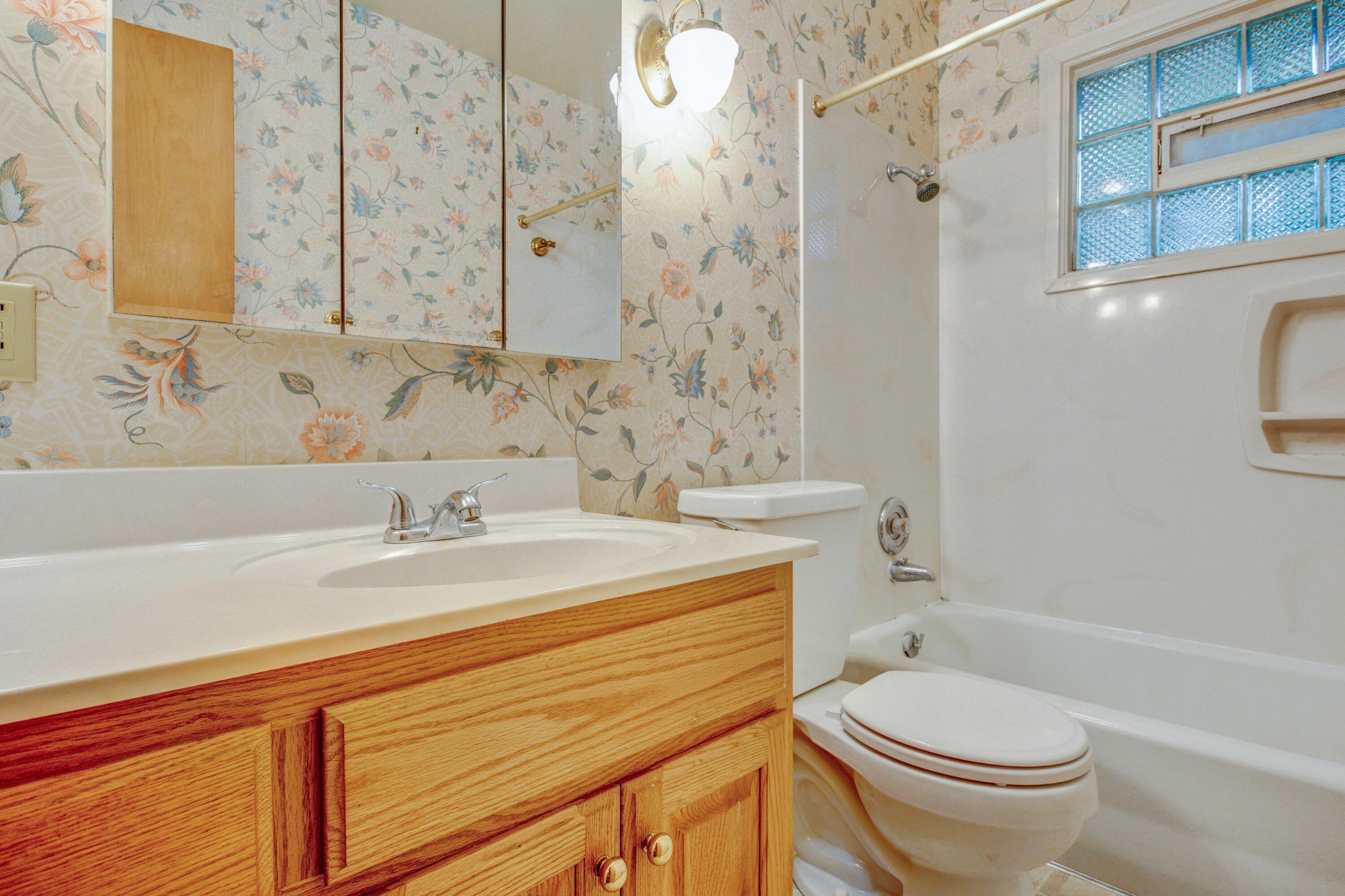 3536 Leighton Road Columbus, OH 43221 - Photo 16 of 27 Main Level Full Bath