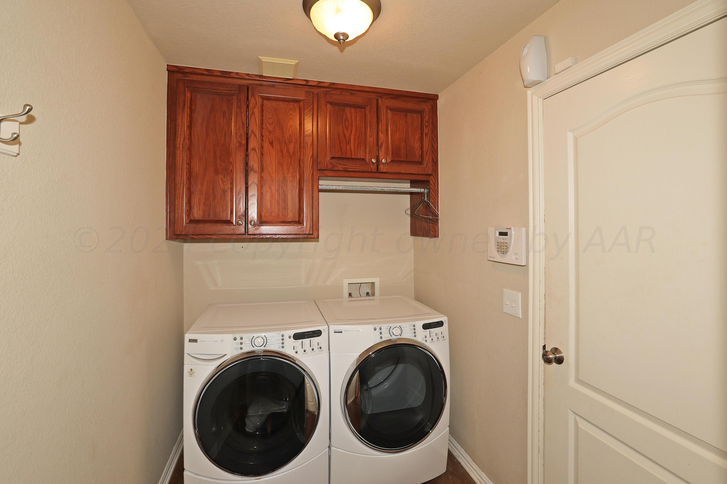 6902 Thunder Road Amarillo, TX 79119 - Photo 25 of 32 a view of a hallway with washer and dryer