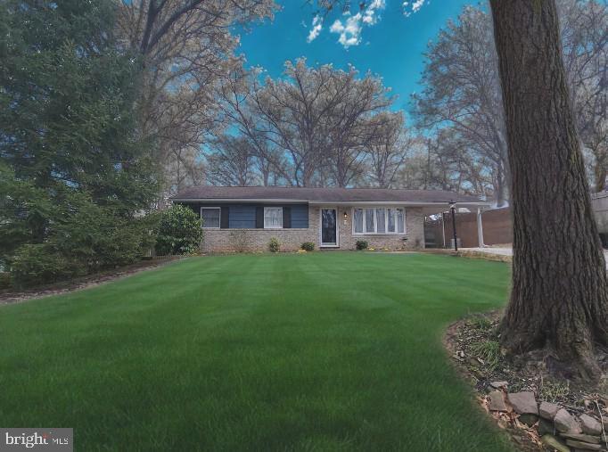 a view of a house with backyard and garden