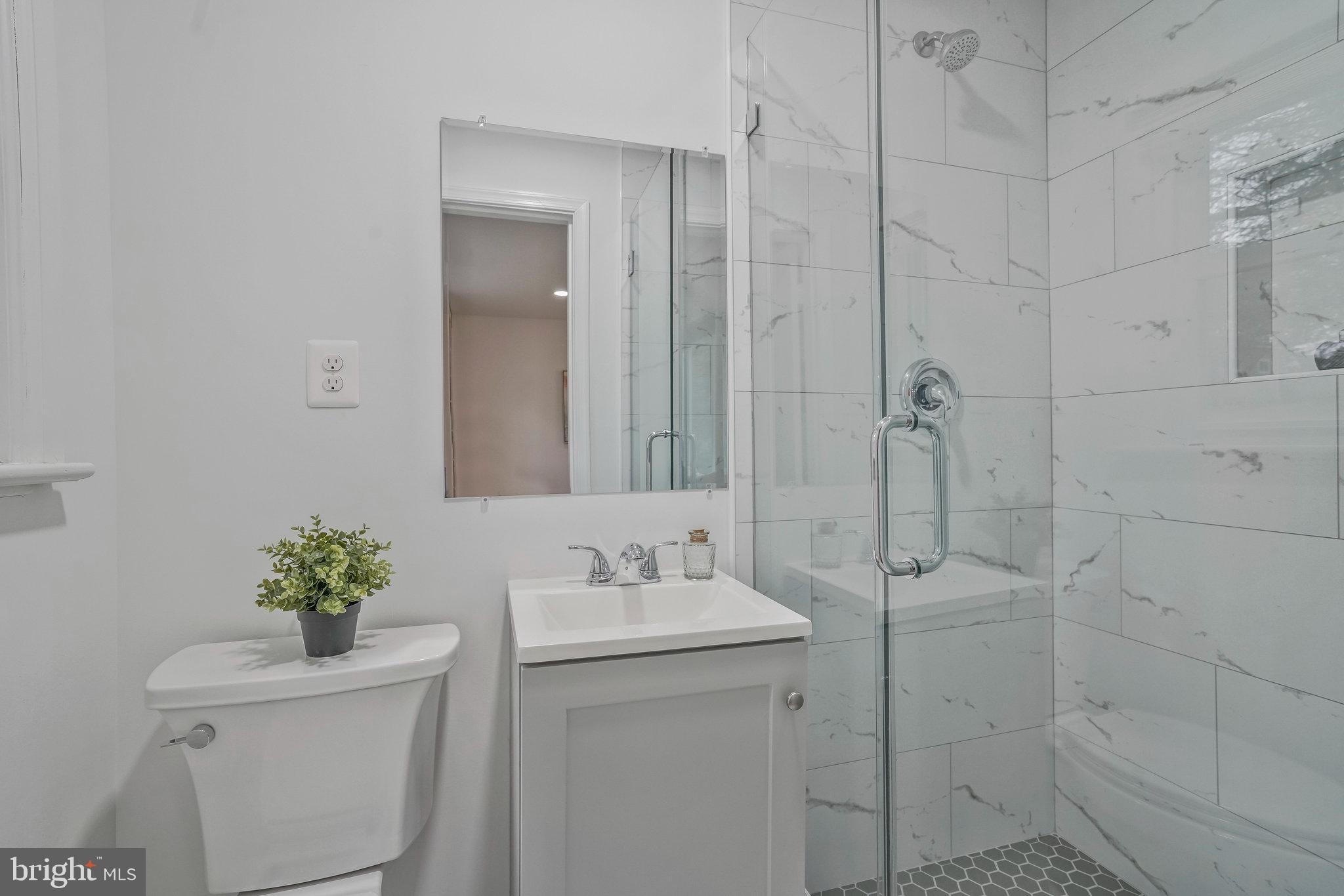 6436 Elmdale Road Alexandria, VA 22312 - Photo 23 of 46 Primary en-suite Ba