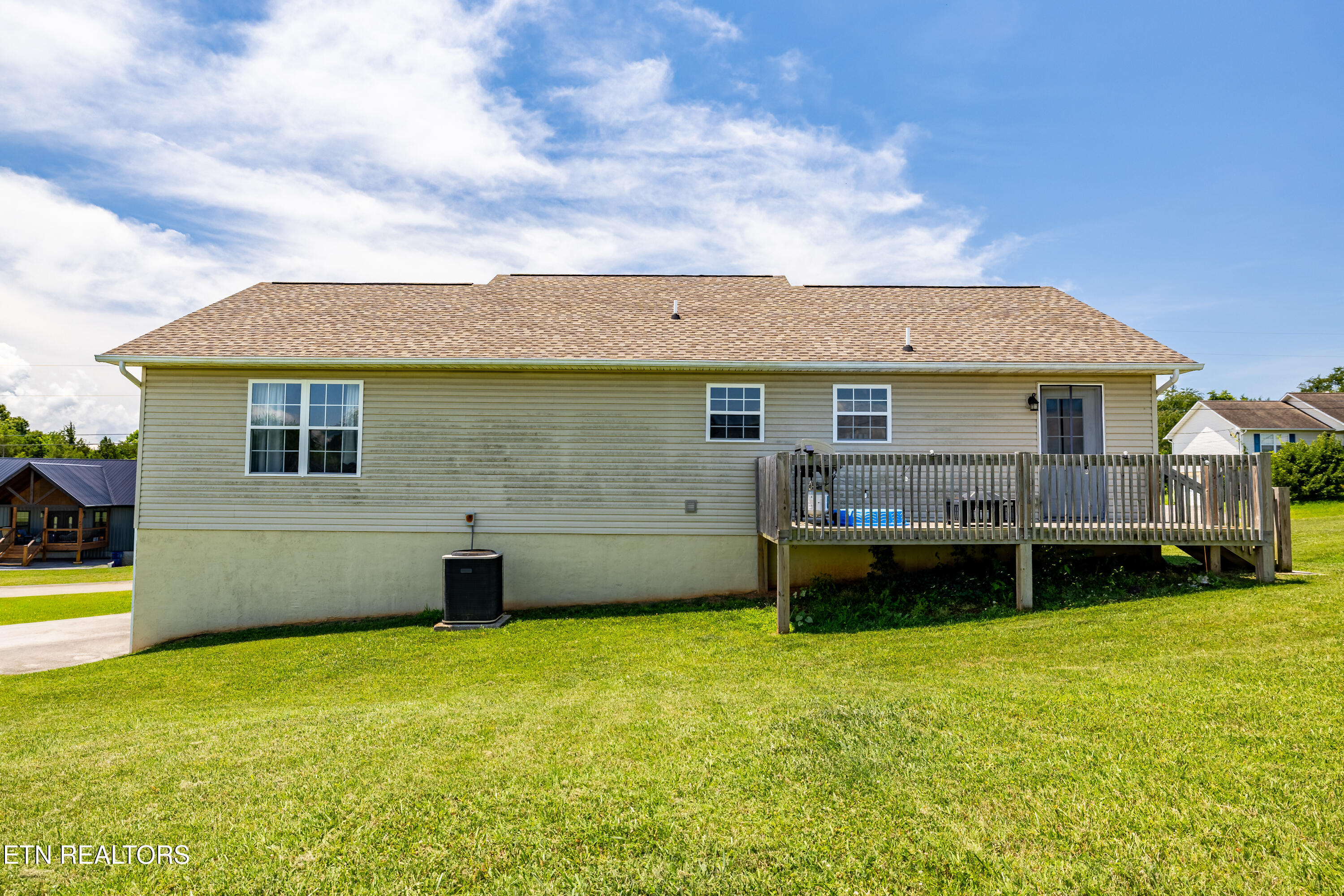 157 Ridgefield Drive Dandridge, TN 37725 - Photo 5 of 54 157RidgefieldDr-12