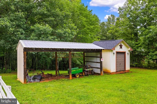 a view of a house with backyard and porch