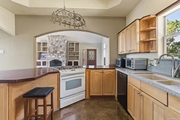 $659,900 | 19708 Nottingham Lane, Grey Forest, TX 78023