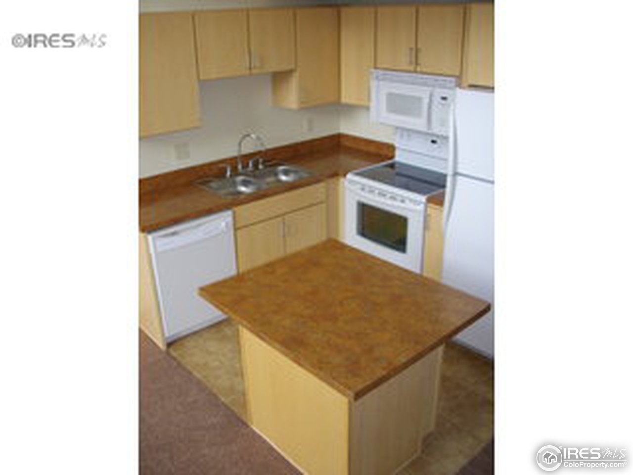 4645 Broadway, Unit C2 Boulder, CO 80304 - Photo 6 of 20 a kitchen with a stove and a refrigerator