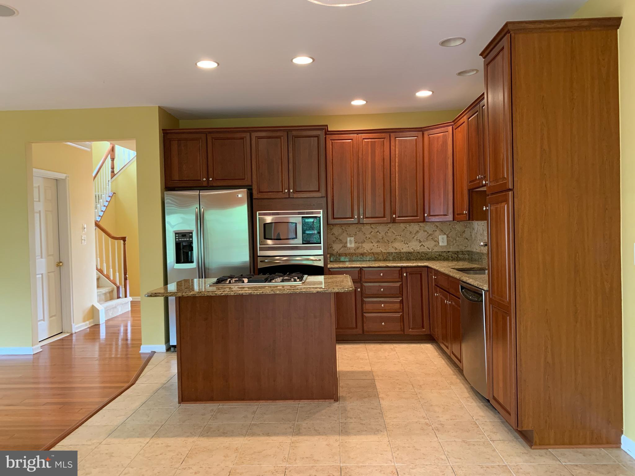 25575 America Square Chantilly, VA 20152 - Photo 19 of 57 Kitchen