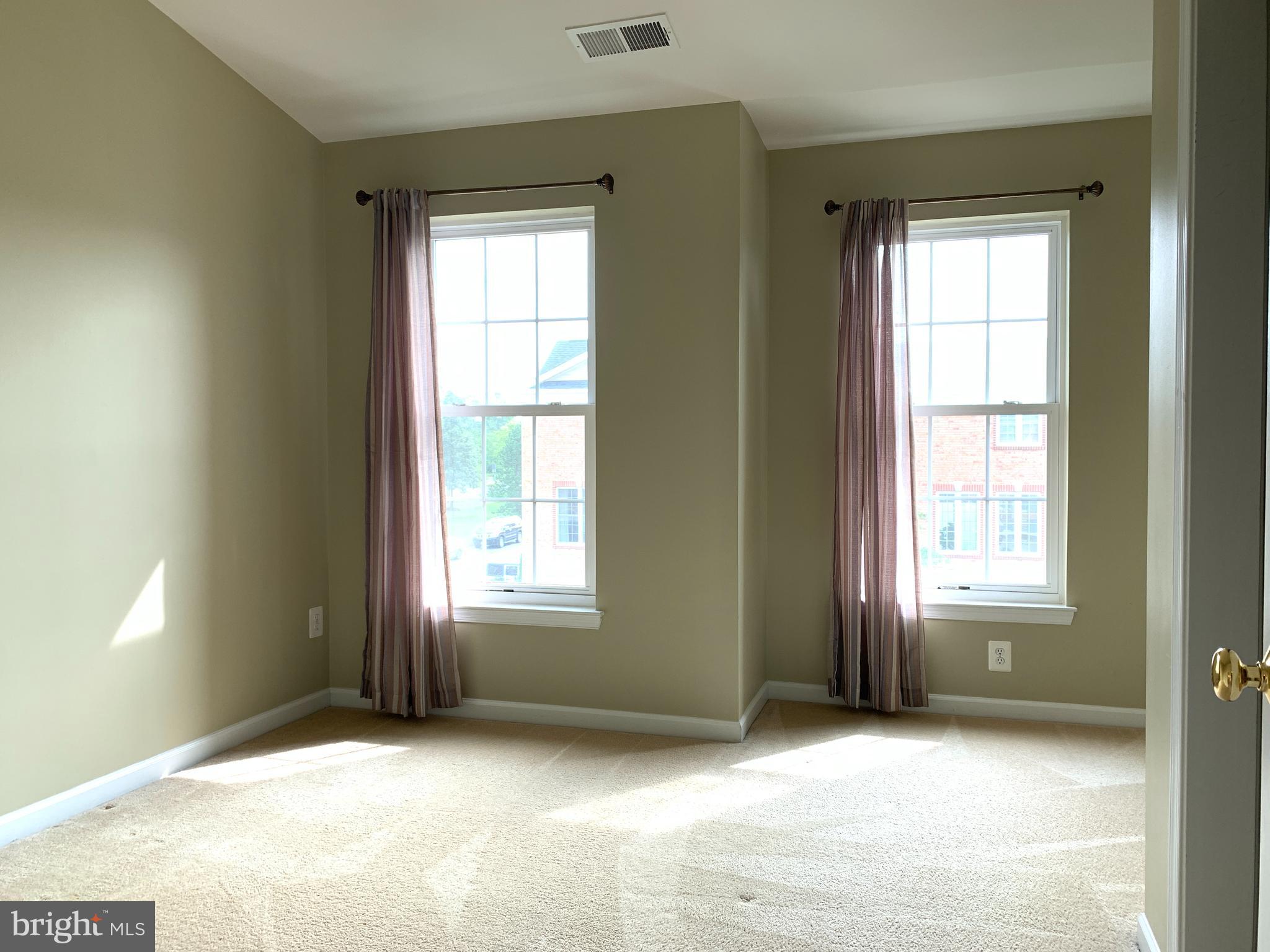 25575 America Square Chantilly, VA 20152 - Photo 26 of 57 Guest bedroom 1
