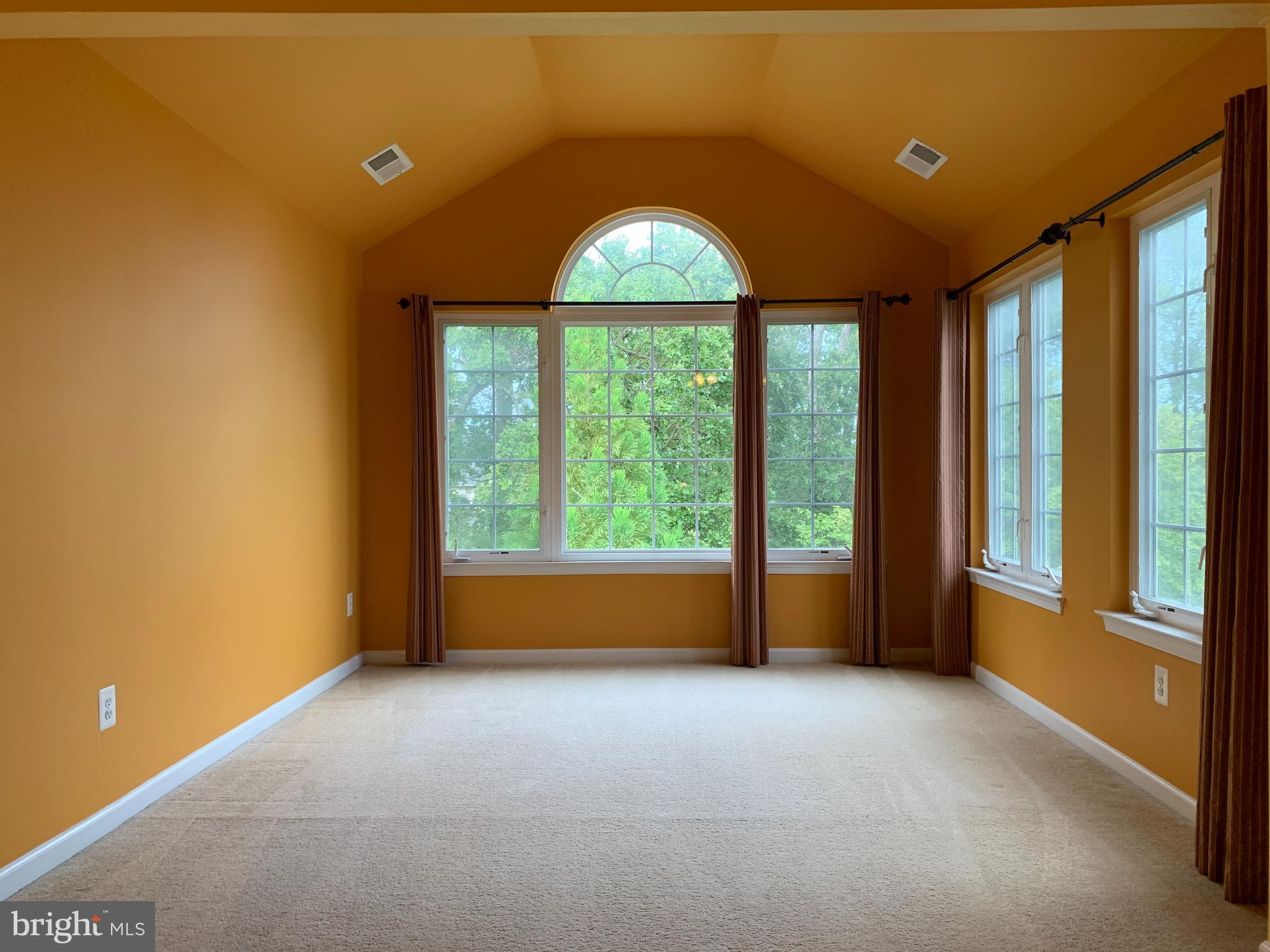 25575 America Square Chantilly, VA 20152 - Photo 38 of 57 Owners bedroom w/ seating area