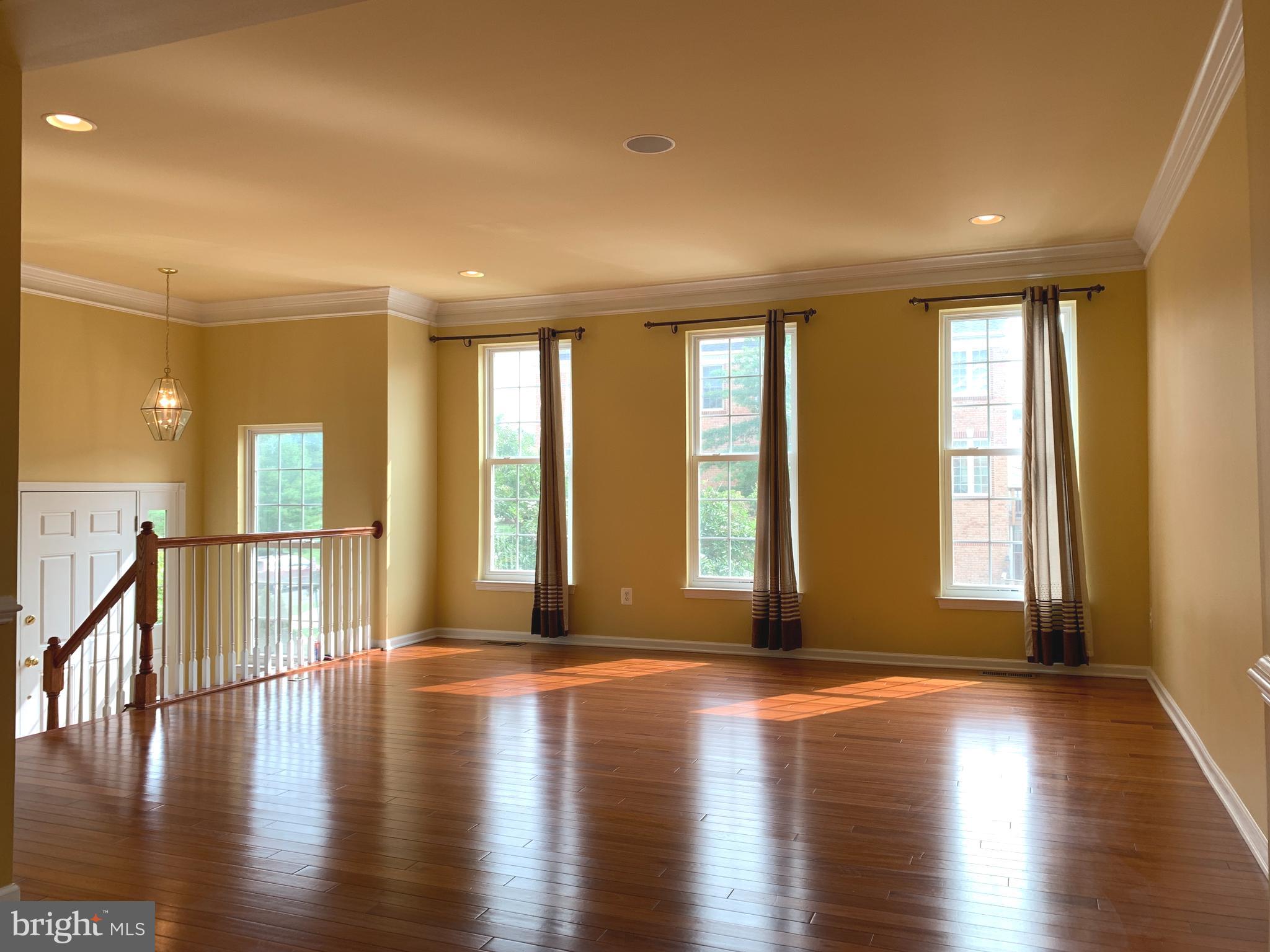 25575 America Square Chantilly, VA 20152 - Photo 5 of 57 Living room