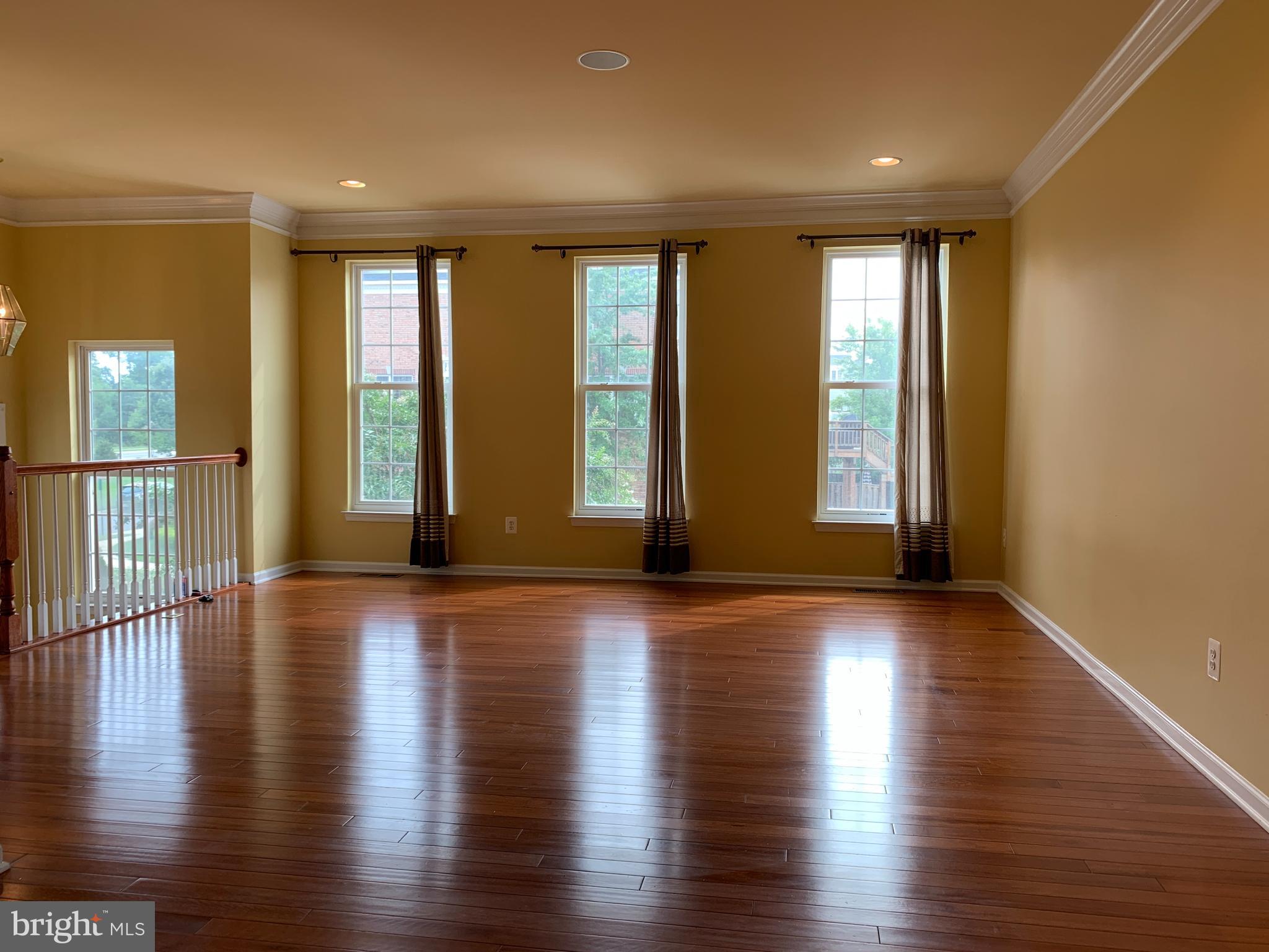 25575 America Square Chantilly, VA 20152 - Photo 6 of 57 Living room
