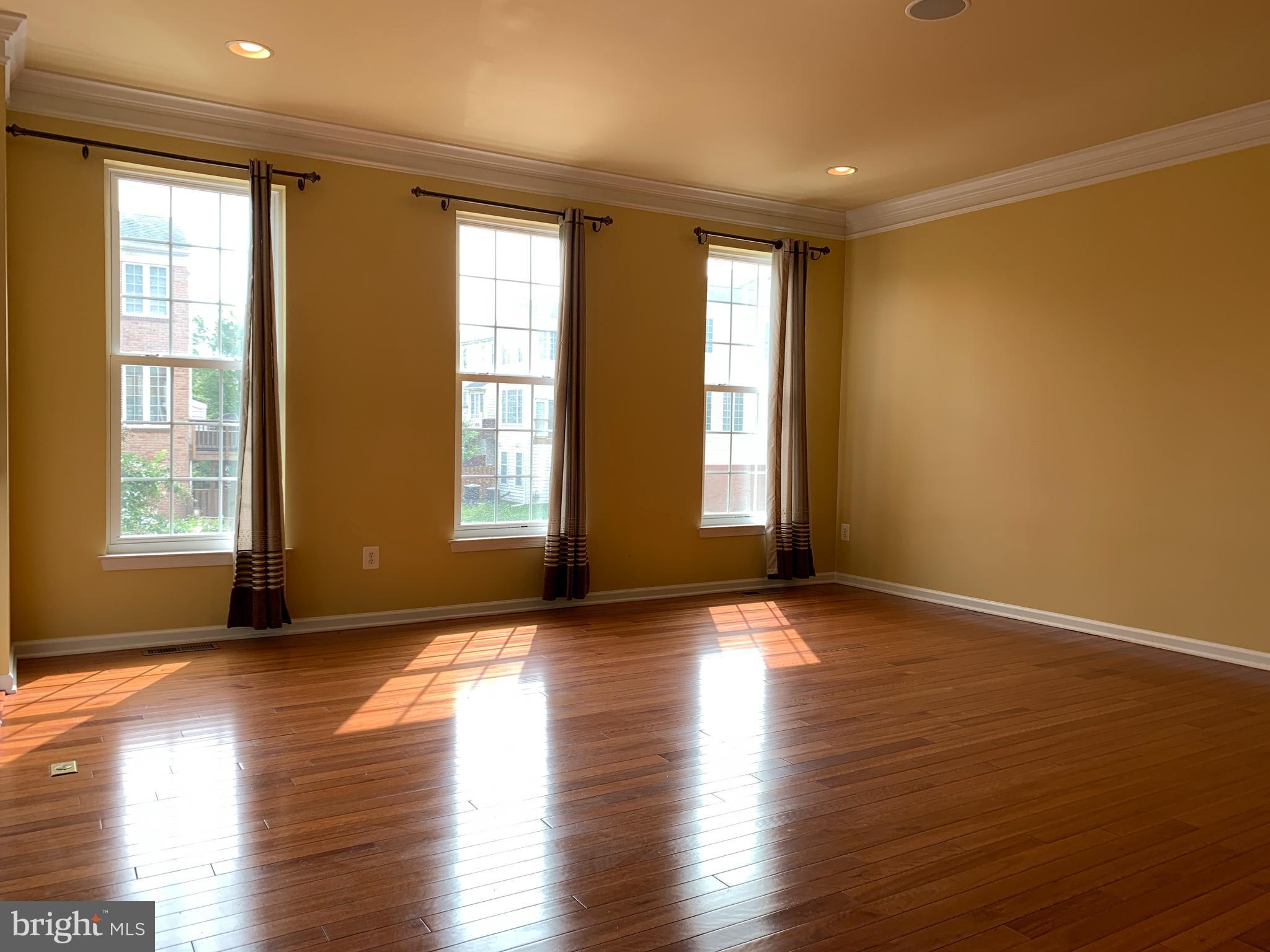 25575 America Square Chantilly, VA 20152 - Photo 7 of 57 Living room
