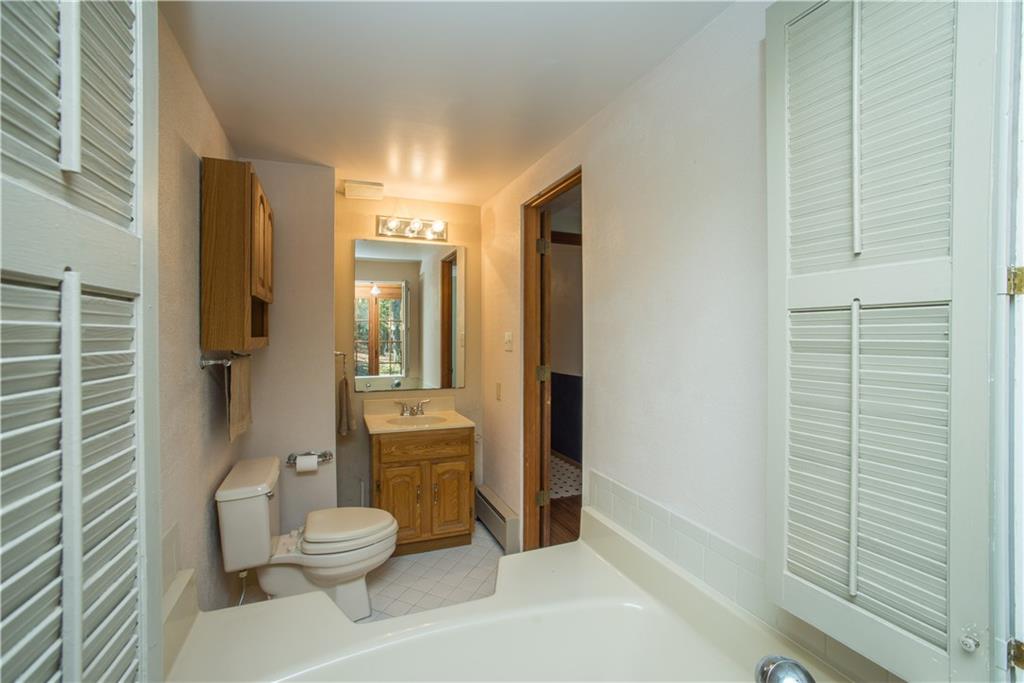 39 Buckhill Road Pittsburgh, PA 15237 - Photo 19 of 25 The mastersuite includes a garden tub.