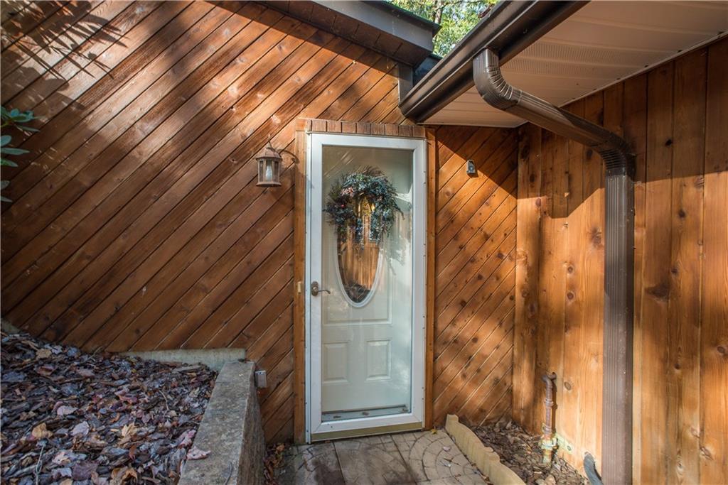 39 Buckhill Road Pittsburgh, PA 15237 - Photo 5 of 25 Behind the front door is your dream kitchen!
