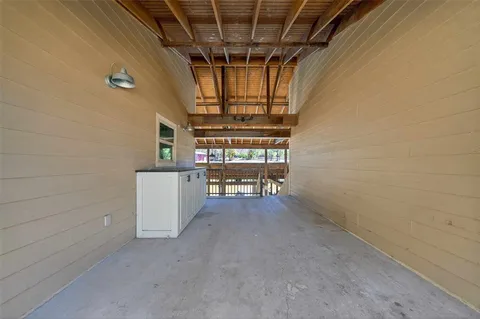 a view of entryway with an empty room