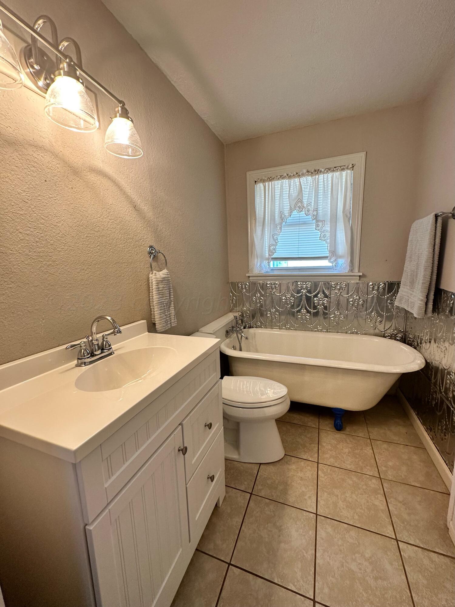 813 Ave R Sunray, TX 79086 - Photo 14 of 17 Bathroom 2