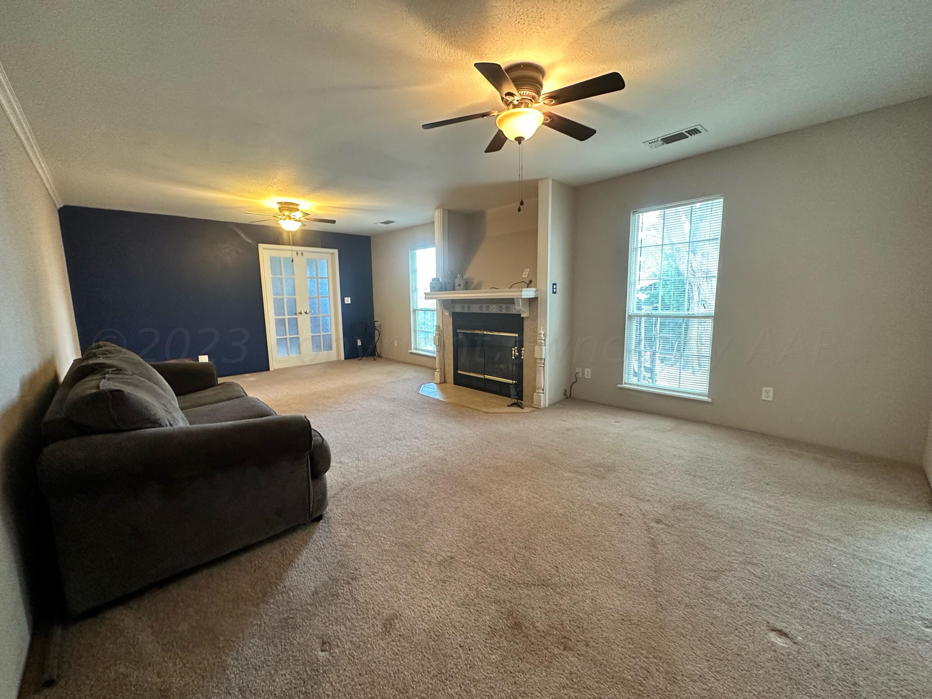 813 Ave R Sunray, TX 79086 - Photo 4 of 17 Living Room