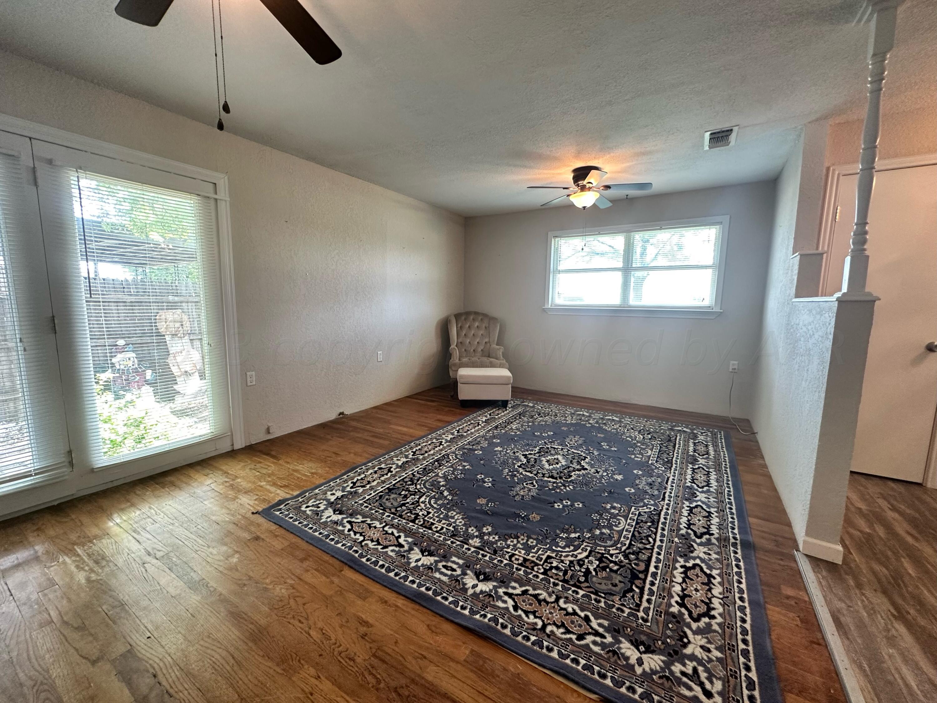 813 Ave R Sunray, TX 79086 - Photo 8 of 17 Living 2