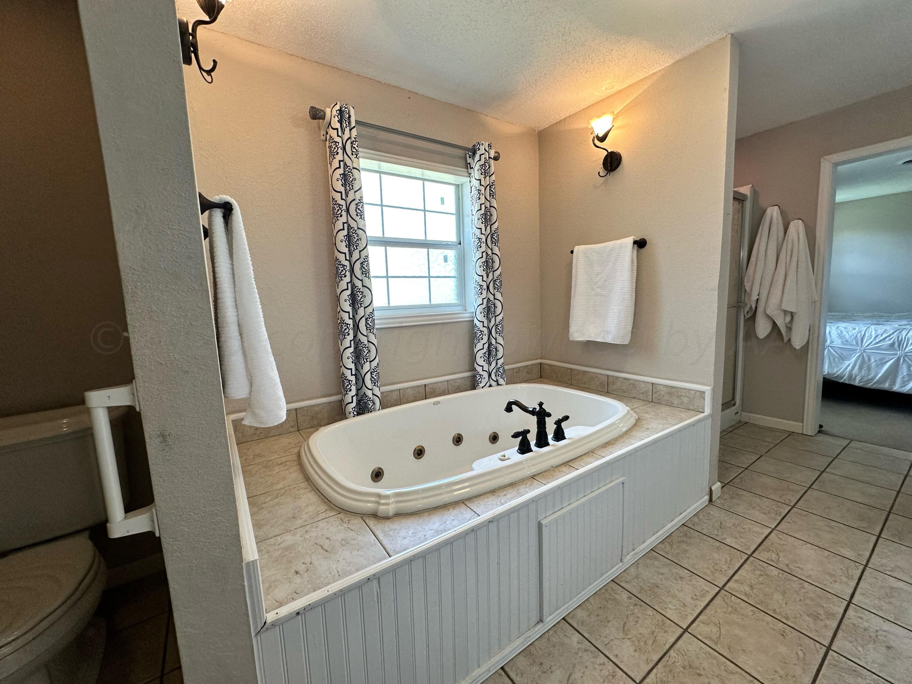 813 Ave R Sunray, TX 79086 - Photo 10 of 17 Master Bath