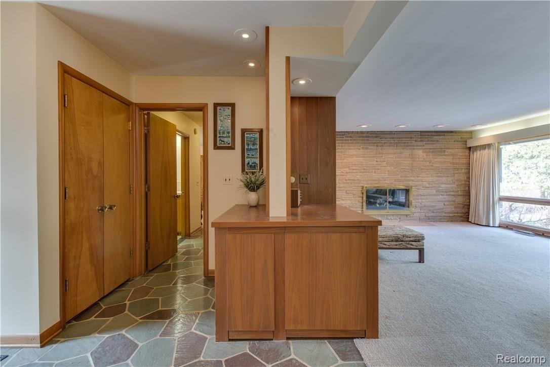 18350 Riverside Drive Franklin, MI 48025 - Photo 5 of 53 Vestibule