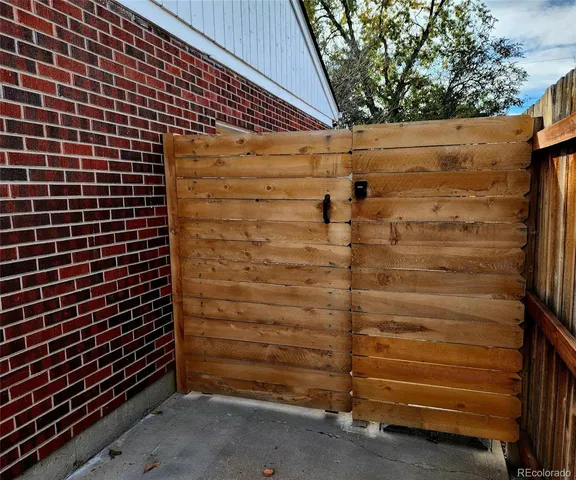 a view of livingroom with furniture