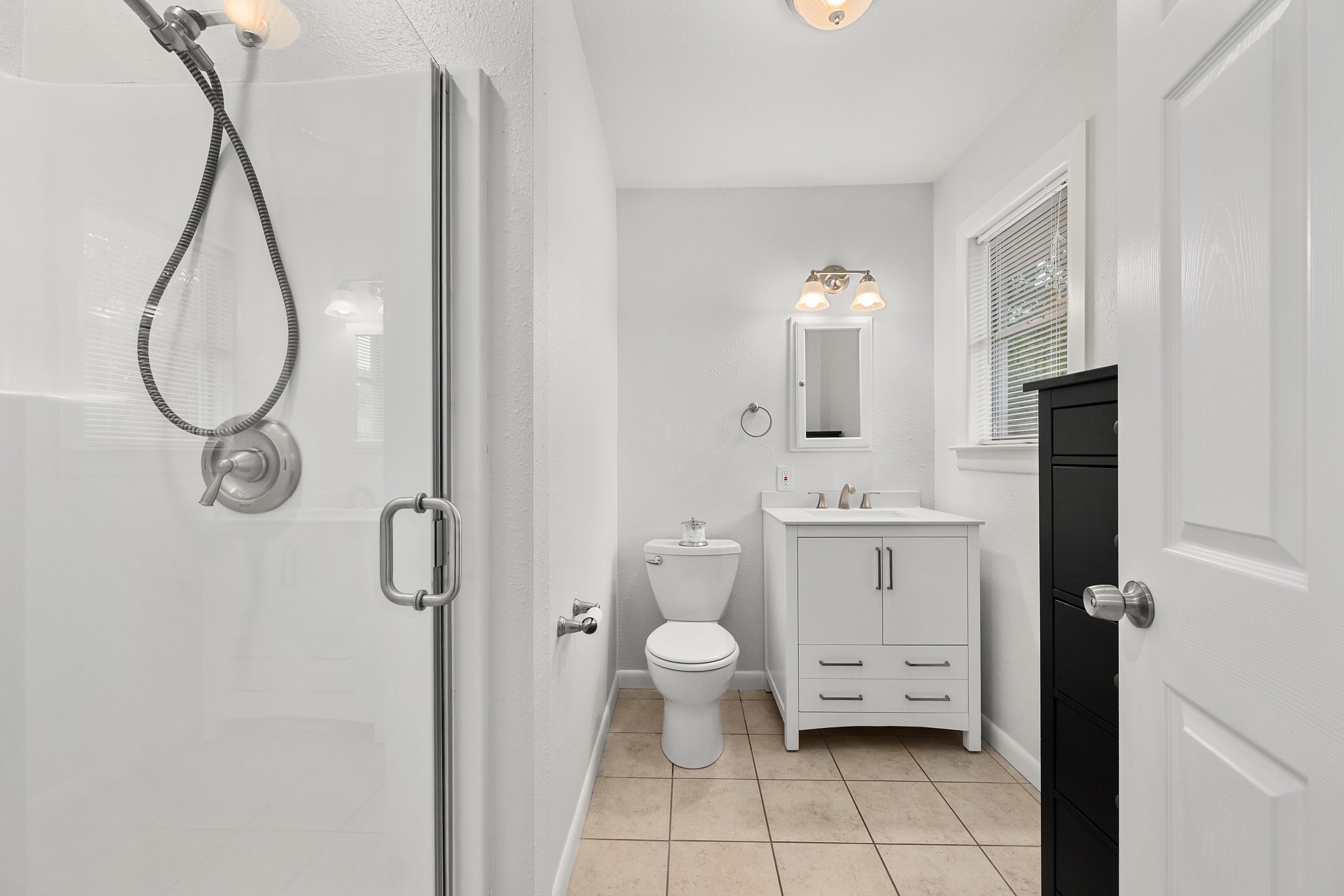 509 East 17th Street Georgetown, TX 78626 - Photo 15 of 40 Primary bathroom with a neutral pallette