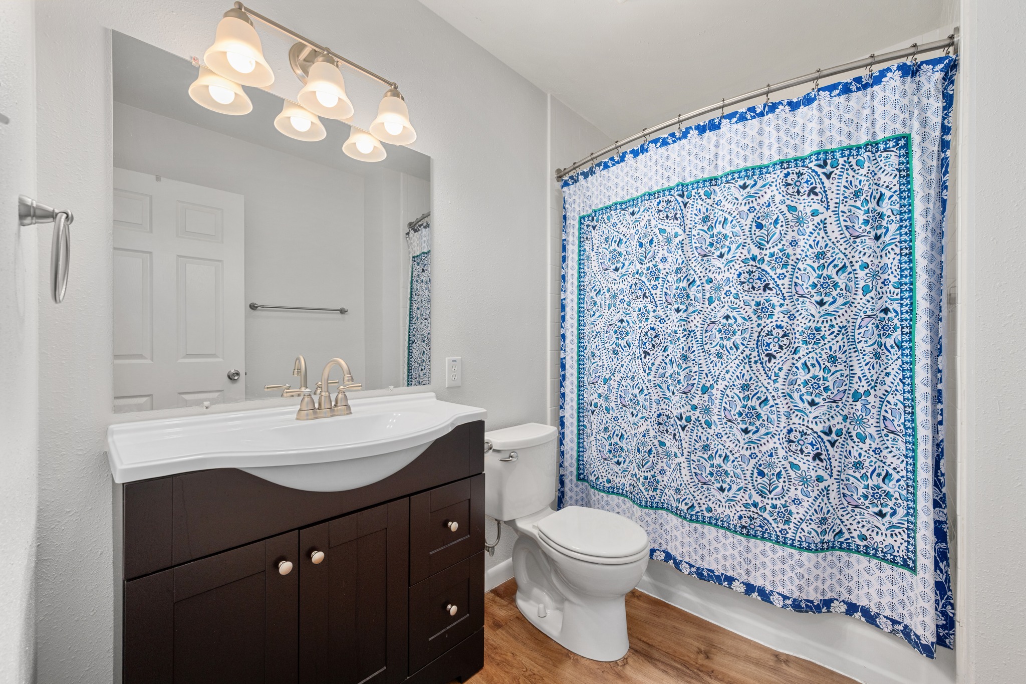 509 East 17th Street Georgetown, TX 78626 - Photo 17 of 40 Secondary bathroom