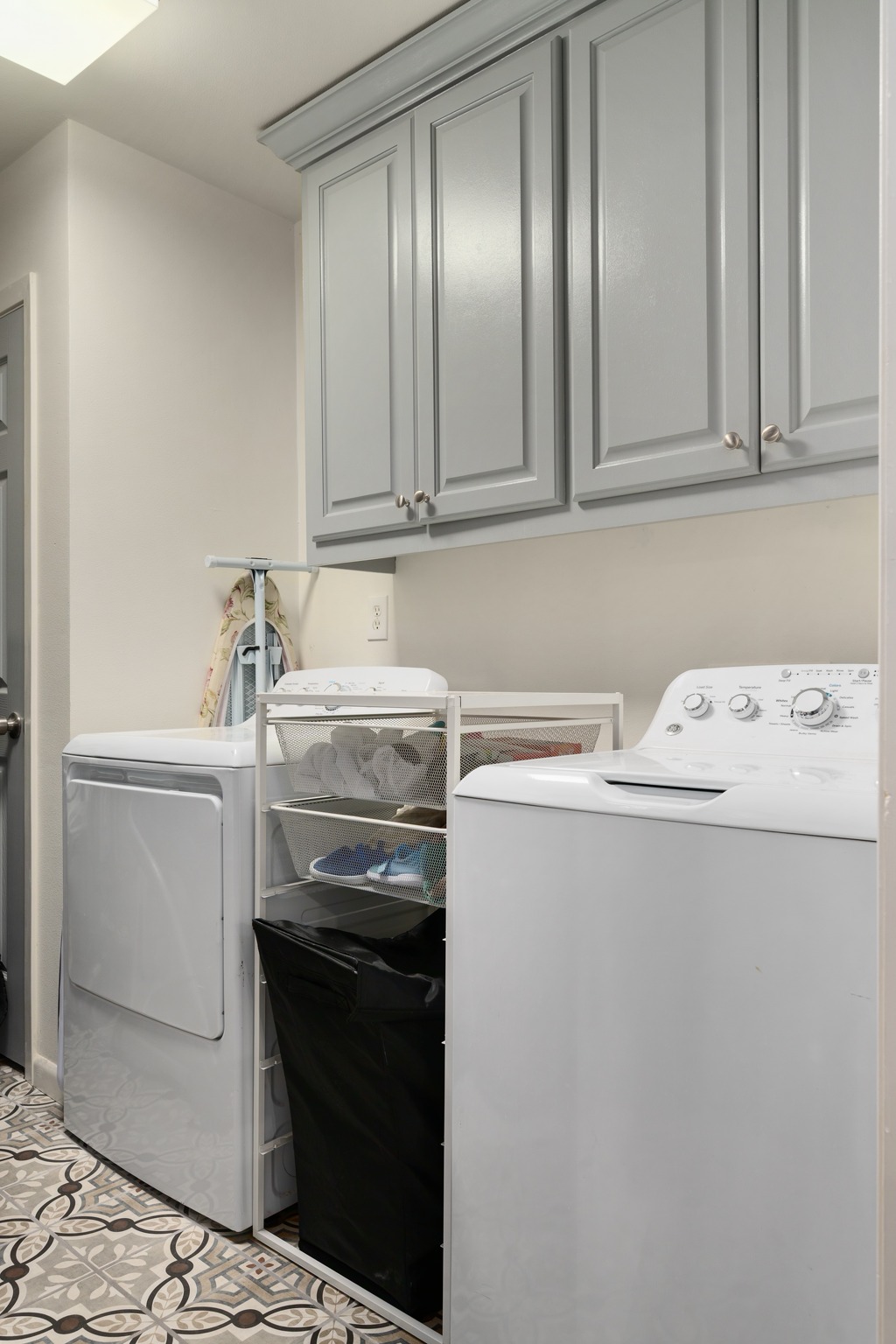 509 East 17th Street Georgetown, TX 78626 - Photo 23 of 40 Laundry room with panty and storage space off of the dining area