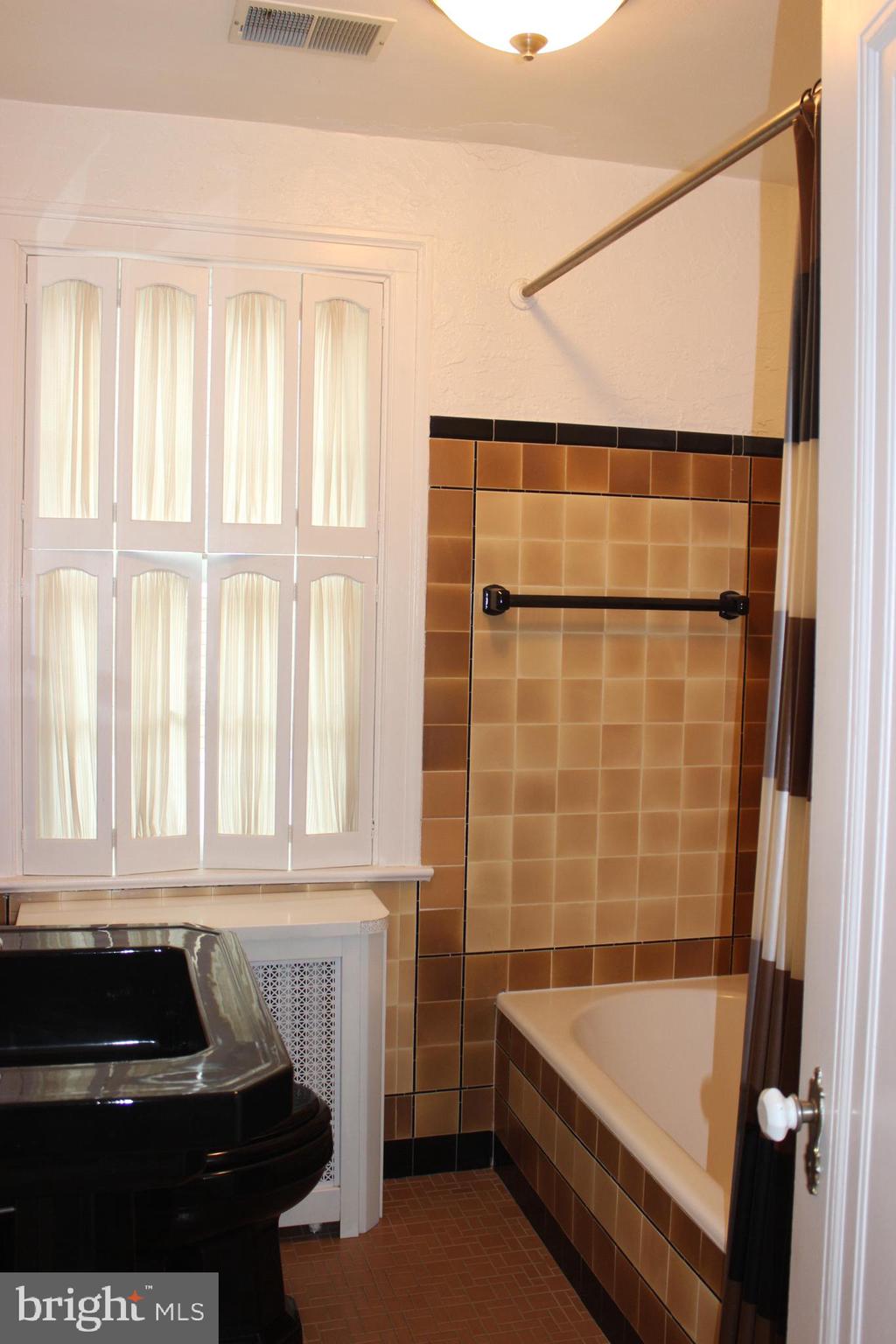 534 Kenwood Road Drexel Hill, PA 19026 - Photo 12 of 28 a bathroom with a bathtub and a window