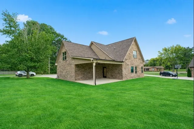 a view of a house with a yard