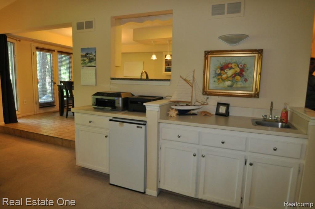 2850 Kilburn Court Rochester, MI 48306 - Photo 10 of 30 8.JPG