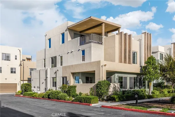 a view of a front of house with a yard