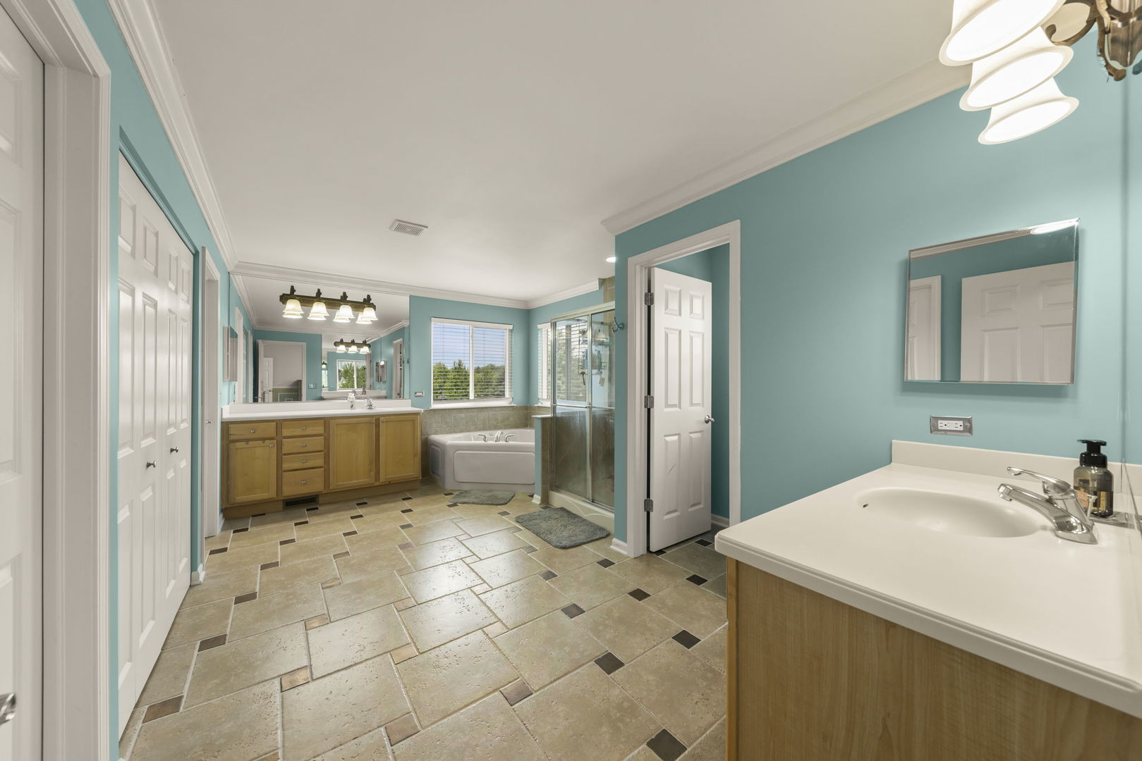 119 Reston Court Sycamore, IL 60178 - Photo 23 of 36 a bathroom with a sink a mirror and a bathtub