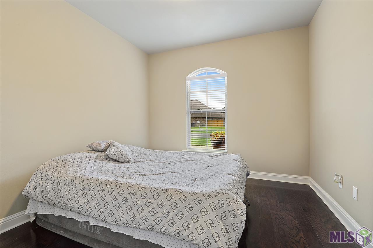 9036 Falling Oak Drive Baton Rouge, LA 70817 - Photo 16 of 21 Bedroom 2 in separate hallway