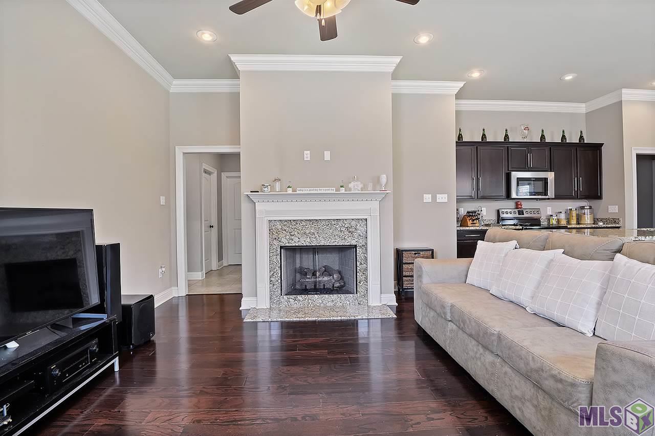 9036 Falling Oak Drive Baton Rouge, LA 70817 - Photo 8 of 21 Living room