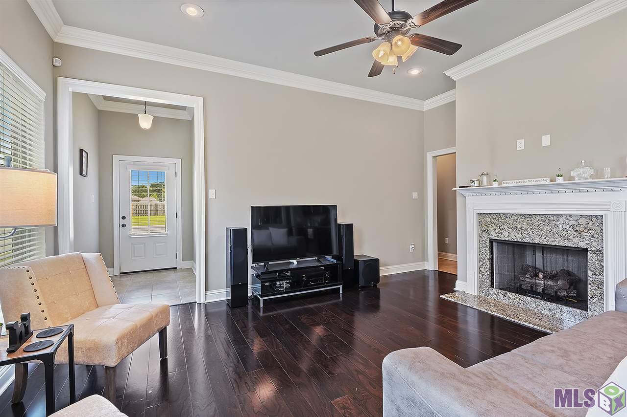 9036 Falling Oak Drive Baton Rouge, LA 70817 - Photo 9 of 21 Living room